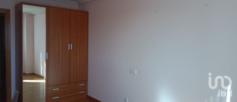 Appartement 3 chambres de 83 m² à Santa María del Páramo (24240)