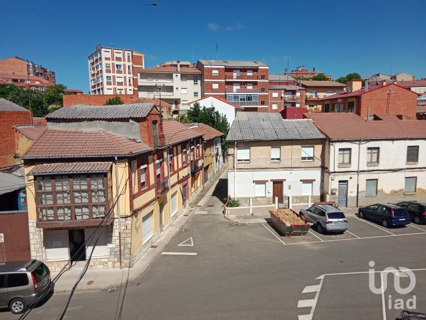 Pis 3 habitacions de 130 m² a Astorga (24700)