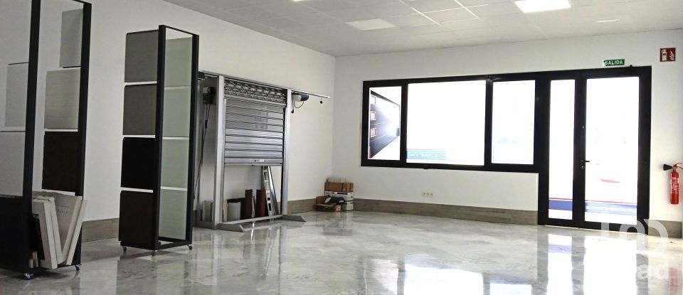 Shop / premises commercial of 103 m² in Pilas (41840)