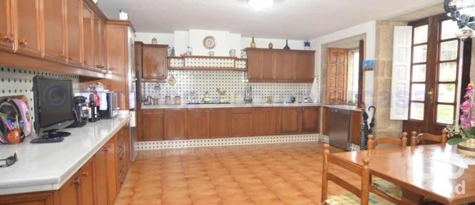 House 6 bedrooms of 550 m² in Padrón (15900)