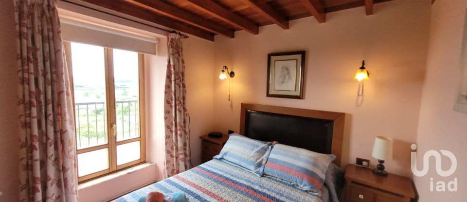 Lodge 4 bedrooms of 221 m² in Foz (27780)