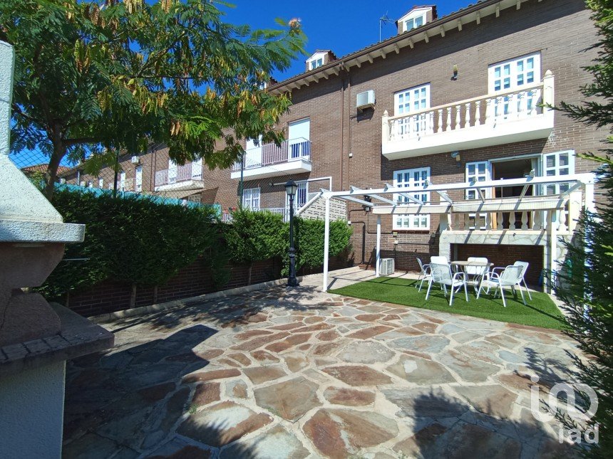 Cottage 4 bedrooms of 245 m² in Seseña Nuevo (45224)