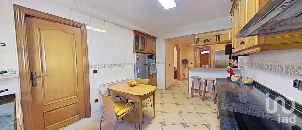 Lodge 5 bedrooms of 509 m² in Valls (43800)