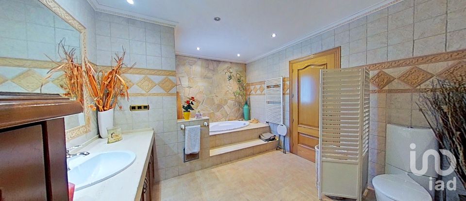 Lodge 5 bedrooms of 509 m² in Valls (43800)