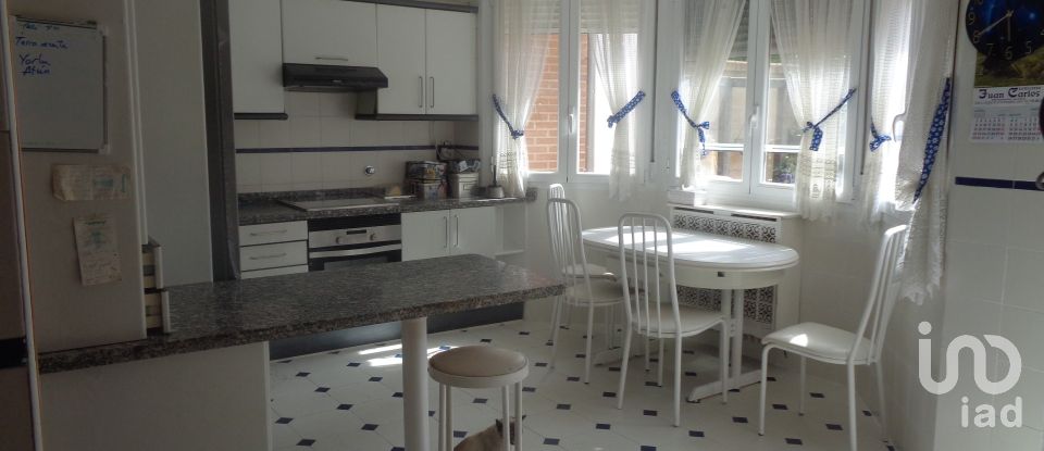 House 4 bedrooms of 265 m² in Navatejera (24193)