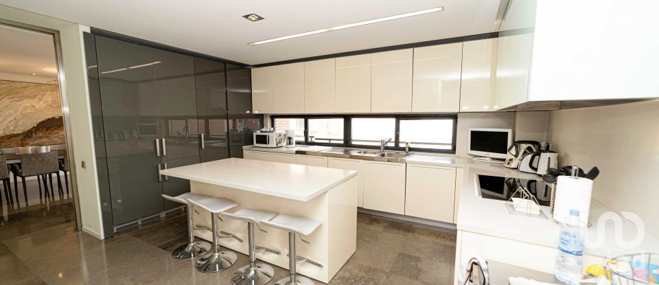 Pis 4 habitacions de 463 m² a León (24004)