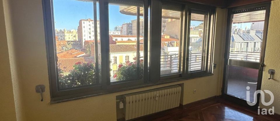 Superfície variada 5 habitacions de 212 m² a León (24001)