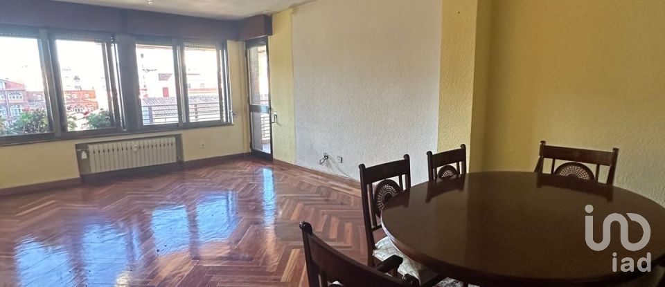 Superfície variada 5 habitacions de 212 m² a León (24001)