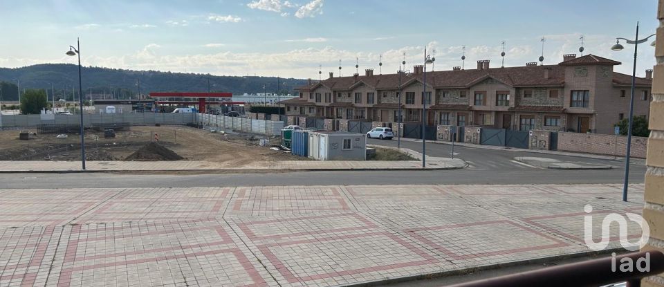 Superfície variada 2 habitacions de 75 m² a León (24007)