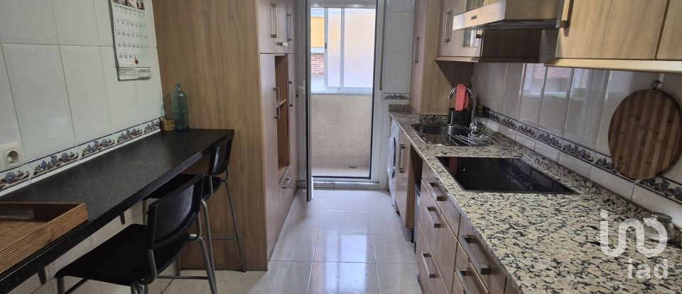 Pis 3 habitacions de 113 m² a Villares de la Reina (37184)