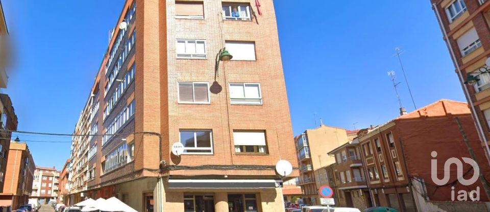 Aparcamiento / garaje / caja de 353 m² en León (24009)