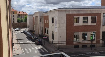 Block of flats in León (24003) of 372 m²