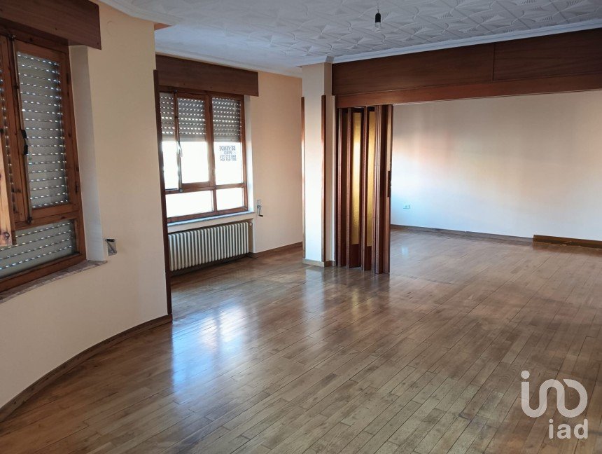 Pis 3 habitacions de 117 m² a La Bañeza (24750)