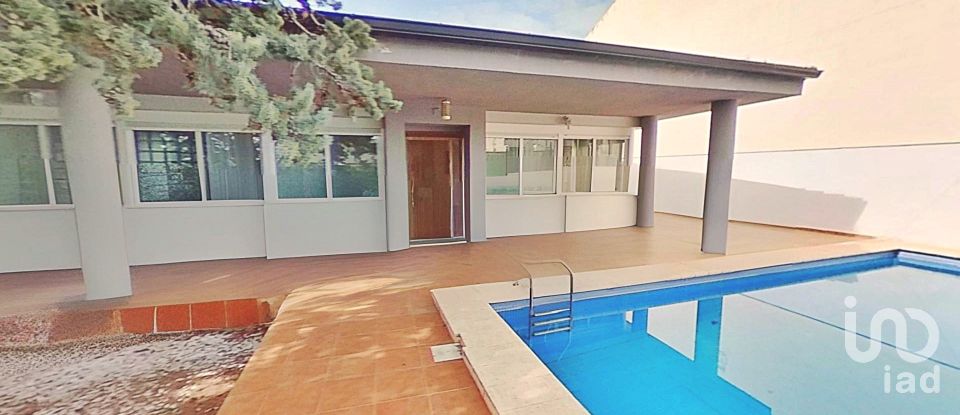 House 3 bedrooms of 253 m² in Sax (03630)