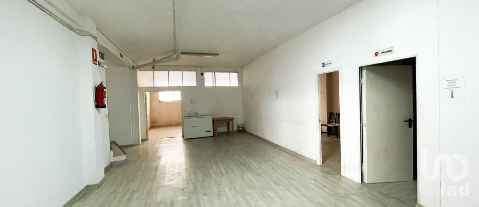 Local d'activités de 329 m² à Madrid (28017)