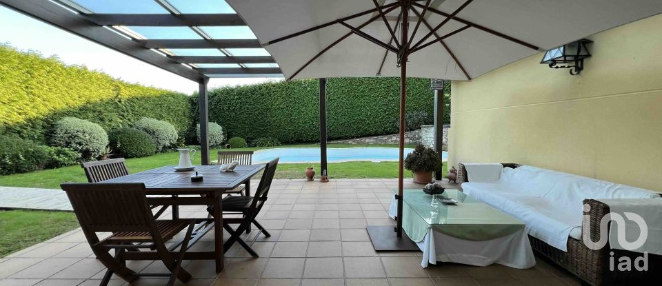 House 4 bedrooms of 437 m² in Bergondo (15165)