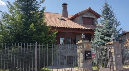 House 4 bedrooms of 348 m² in Baros (22712)